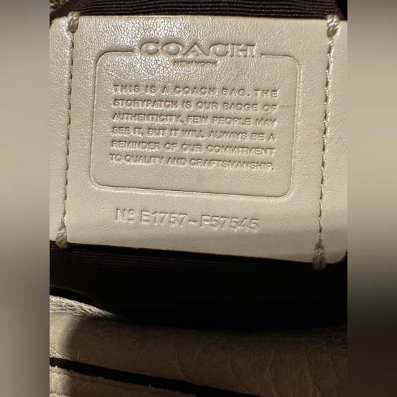 100% Authentic Coach white leather purse.  Very good condition.  Smells like new - Picture 2 of 13